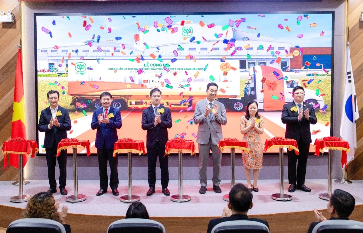 Lãnh đạo C.P. Việt Nam, đại diện Bộ Nông nghiệp và Môi trường, Đại sứ quán Hàn Quốc tại Việt Nam, Hội Chăn nuôi Việt Nam tham gia nghi thức công bố xuất khẩu lô thịt gà chế biến đầu tiên sang Hàn Quốc. Ảnh: C.P. Việt Nam. Lãnh đạo C.P. Việt Nam, đại diện Bộ Nông nghiệp và Môi trường, Đại sứ quán Hàn Quốc tại Việt Nam, Hội Chăn nuôi Việt Nam tham gia nghi thức công bố xuất khẩu lô thịt gà chế biến đầu tiên sang Hàn Quốc. Ảnh: C.P. Việt Nam.