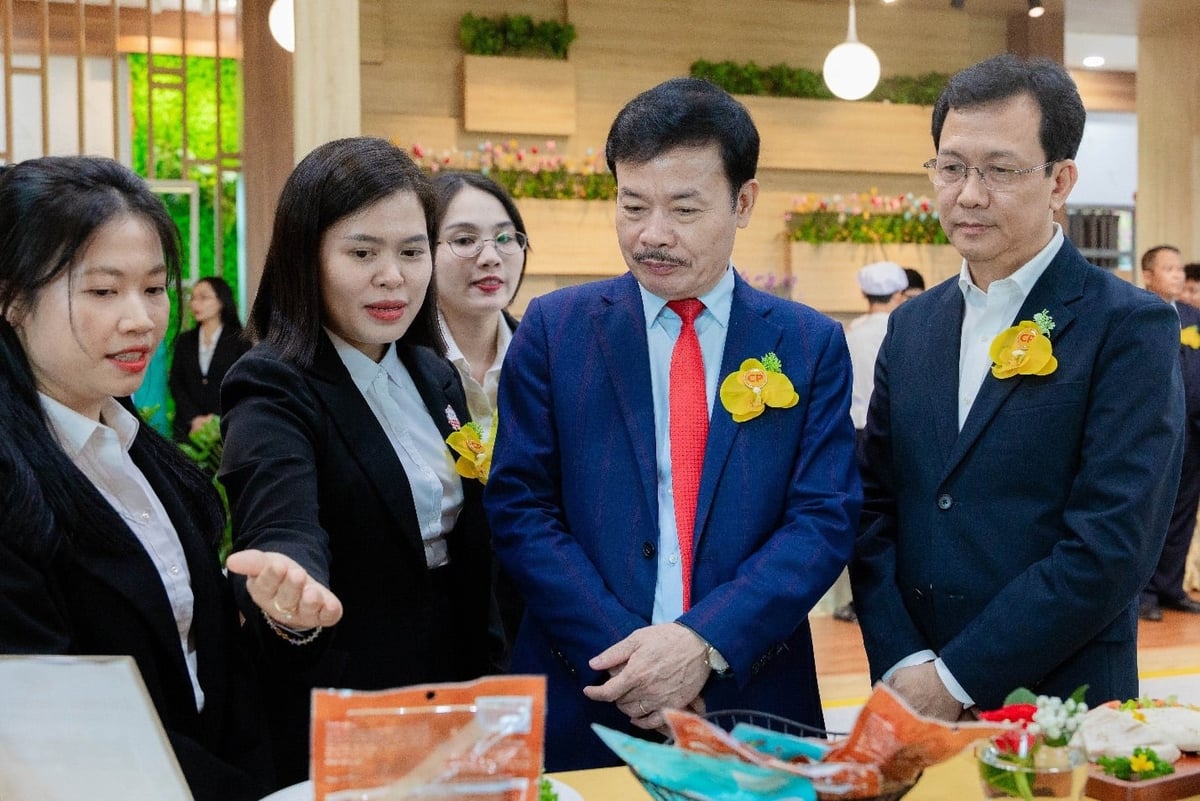 Các đại biểu tham quan khu trưng bày sản phẩm thịt gà chế biến của C.P. Việt Nam tham gia thị trường xuất khẩu. Ảnh: C.P. Việt Nam. Các đại biểu tham quan khu trưng bày sản phẩm thịt gà chế biến của C.P. Việt Nam tham gia thị trường xuất khẩu. Ảnh: C.P. Việt Nam.