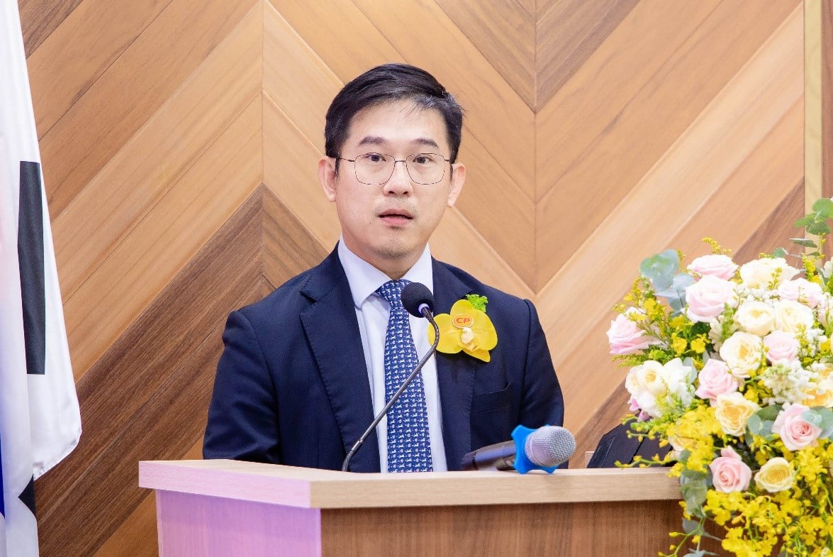 Ông Pawalit Ua-amornwanit, Tổng Giám đốc C.P. Việt Nam, phát biểu tại Lễ công bố xuất khẩu lô thịt gà chế biến đầu tiên của Việt Nam sang Hàn Quốc. Ảnh: C.P. Việt Nam. Ông Pawalit Ua-amornwanit, Tổng Giám đốc C.P. Việt Nam, phát biểu tại Lễ công bố xuất khẩu lô thịt gà chế biến đầu tiên của Việt Nam sang Hàn Quốc. Ảnh: C.P. Việt Nam.