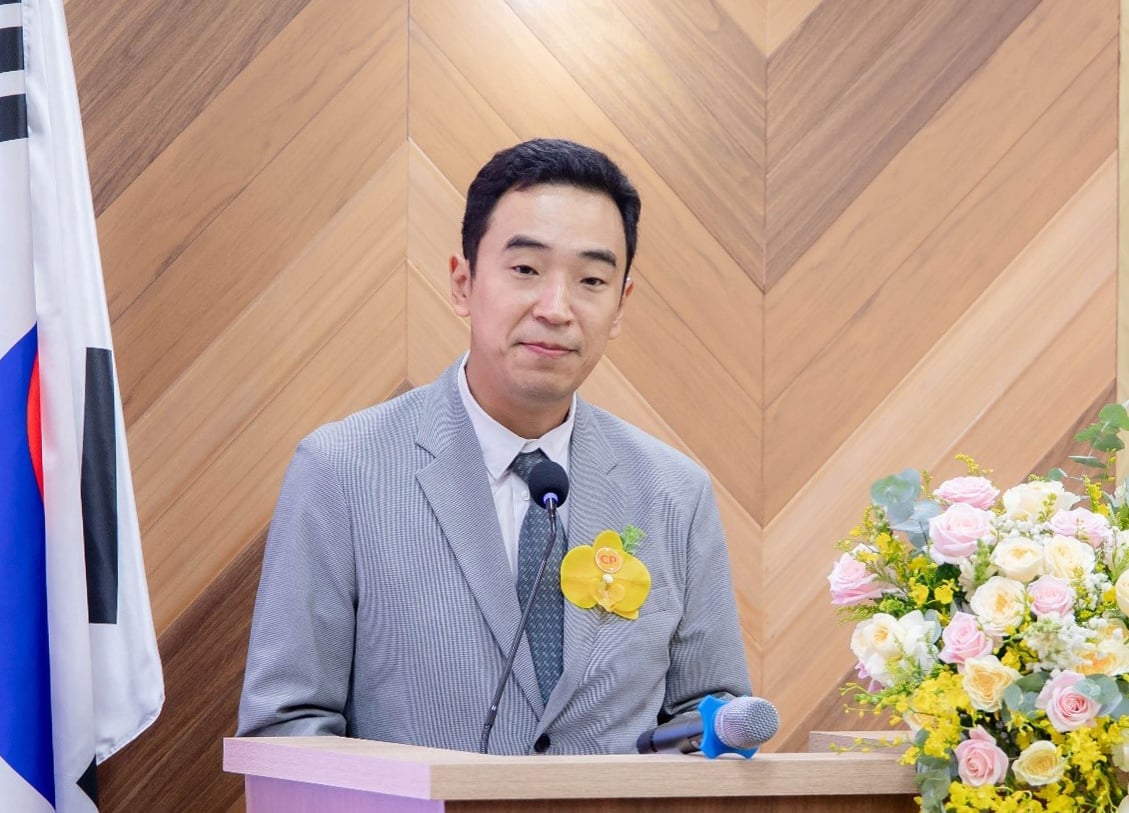 Ông Kim Hyun Woo, Tùy viên Nông nghiệp Đại sứ quán Hàn Quốc tại Việt Nam, phát biểu tại Lễ công bố xuất khẩu lô thịt gà chế biến đầu tiên của Việt Nam sang Hàn Quốc. Ảnh: C.P. Việt Nam. Ông Kim Hyun Woo, Tùy viên Nông nghiệp Đại sứ quán Hàn Quốc tại Việt Nam, phát biểu tại Lễ công bố xuất khẩu lô thịt gà chế biến đầu tiên của Việt Nam sang Hàn Quốc. Ảnh: C.P. Việt Nam.