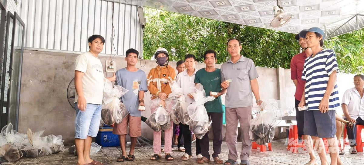 Người dân nhận chồn hương giống để phát triển mô hình chăn nuôi, tạo thêm sinh kế. Ảnh: Văn Vũ.