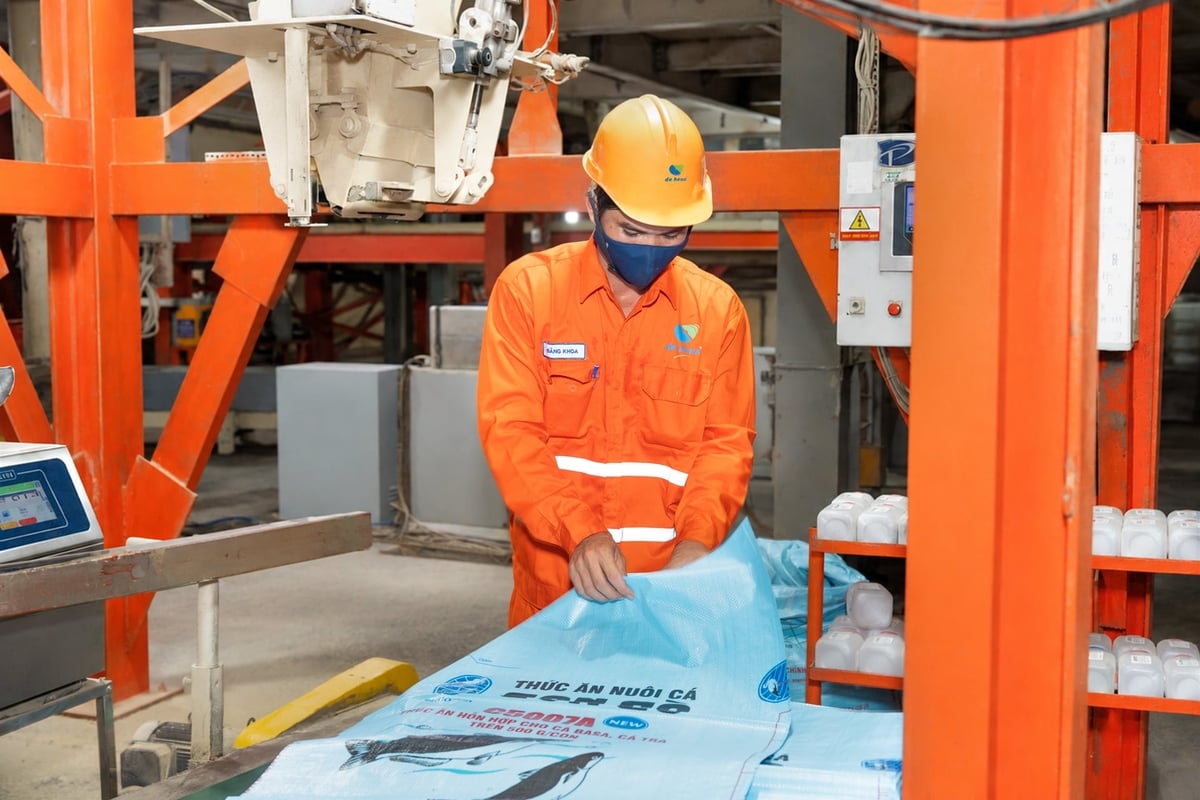 Quy trình sản xuất và kiểm soát chất lượng nghiêm ngặt tại các nhà máy De Heus góp phần bảo đảm nguồn cung thức ăn thủy sản đạt tiêu chuẩn cho người nuôi. Ảnh: De Heus.