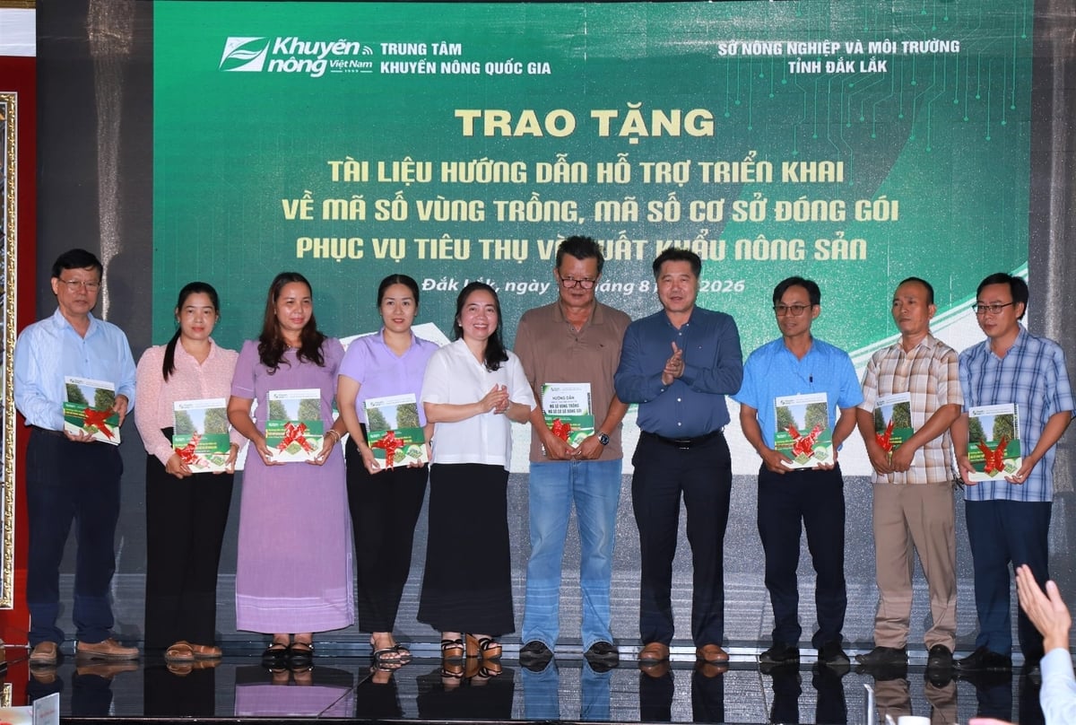 Trao tặng tài liệu hướng dẫn hỗ trợ triển khai về mã số vùng trồng, mã số cơ sở đóng gói. Ảnh: Trần Thọ.