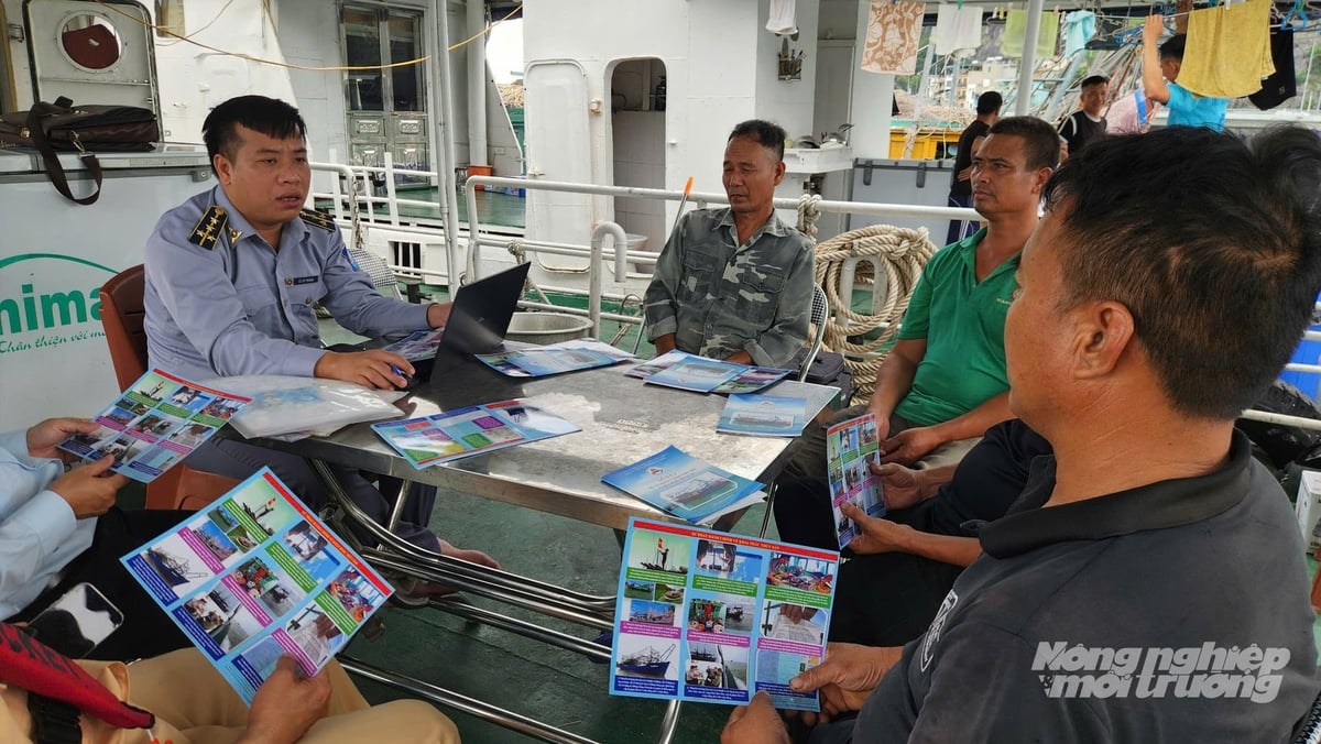 Cán bộ Chi cục Biển, Hải đảo, Thủy sản và Kiểm ngư tuyên truyền Nghị định 246/2026/NĐ-CP đến ngư dân. Ảnh: Nguyễn Thành. Cán bộ Chi cục Biển, Hải đảo, Thủy sản và Kiểm ngư tuyên truyền Nghị định 246/2026/NĐ-CP đến ngư dân. Ảnh: Nguyễn Thành.