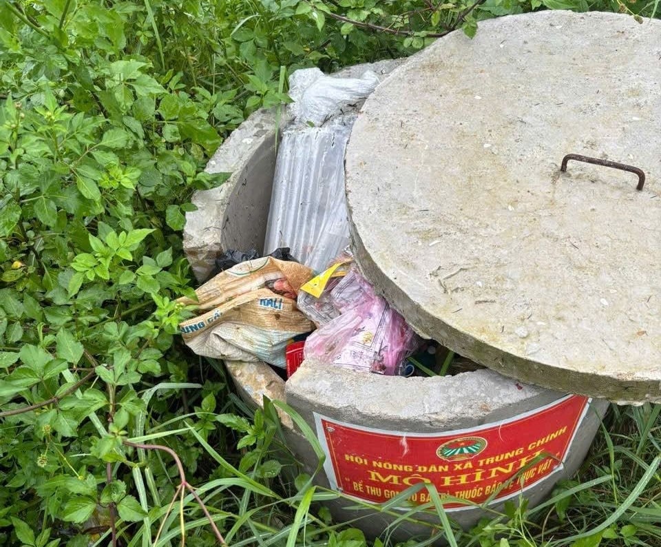 Vỏ thuốc bảo vệ thực vật và rác được thu gom vào bể chứa. Ảnh: QT. Vỏ thuốc bảo vệ thực vật và rác được thu gom vào bể chứa. Ảnh: QT.