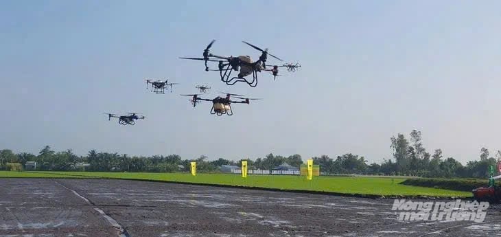 Thiết bị bay được ứng dụng trên đồng ruộng tại TP Cần Thơ. Ảnh: Văn Vũ