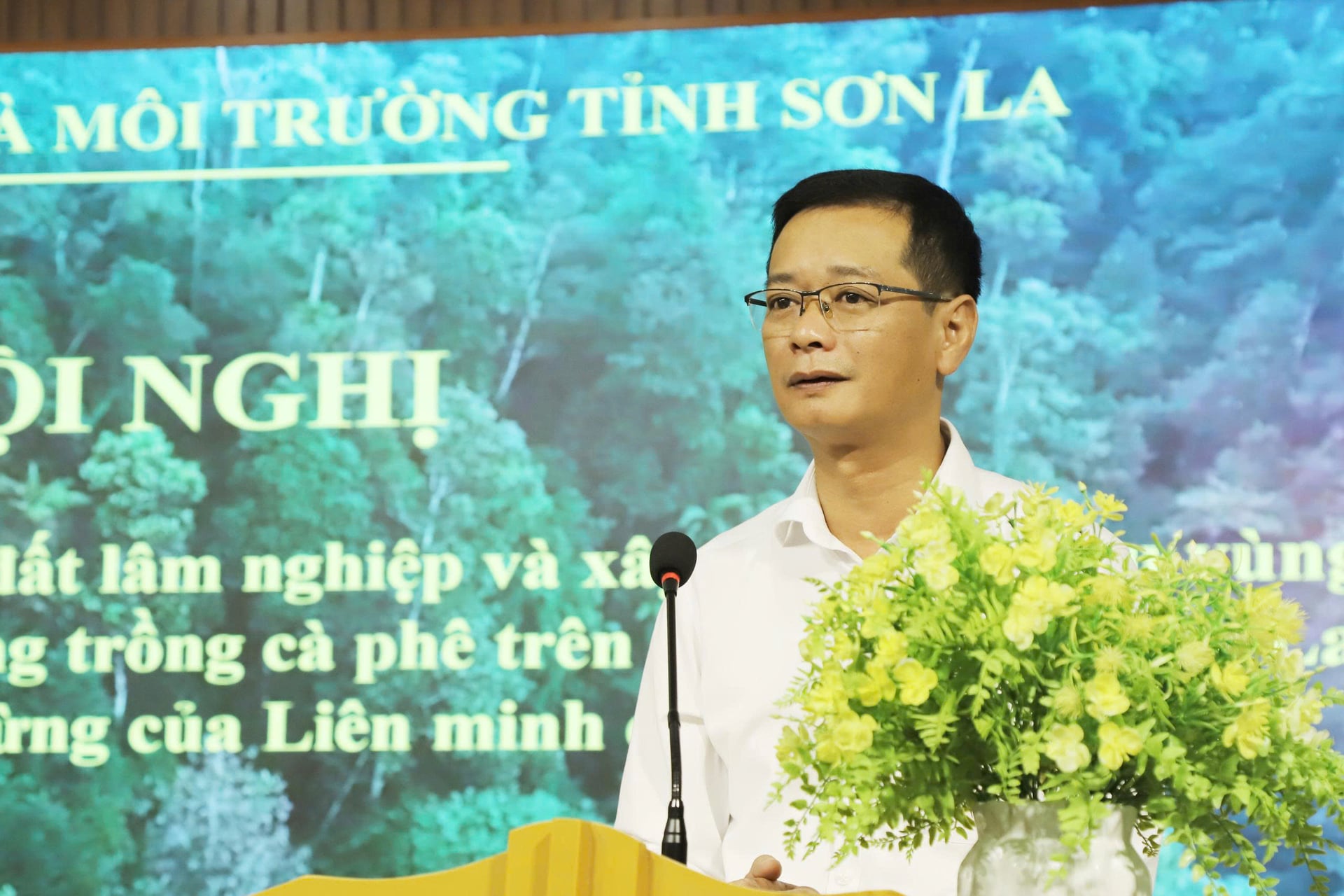 Ông Trần Dũng Tiến, Phó Giám đốc Sở Nông nghiệp và Môi trường Sơn La phát biểu tại hội nghị. Ảnh: Việt Anh.