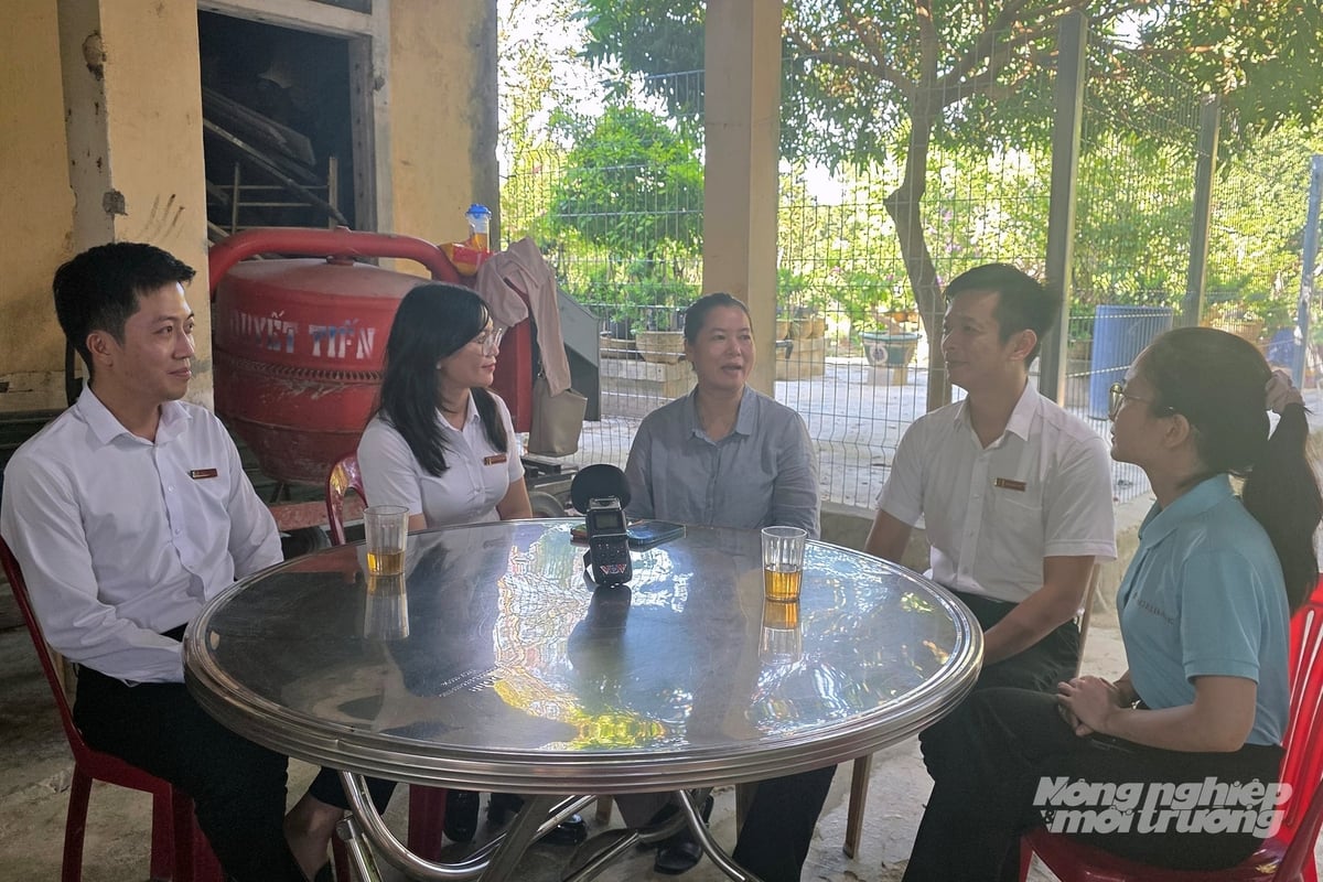 Sự đồng hành của Agribank Chi nhánh Quảng Bình đã giúp bà Ánh (ngồi giữa) tiếp cận nguồn vốn vay ưu đãi để sớm vực dậy chăn nuôi sau biến cố. Ảnh: Võ Dũng. Sự đồng hành của Agribank Chi nhánh Quảng Bình đã giúp bà Ánh (ngồi giữa) tiếp cận nguồn vốn vay ưu đãi để sớm vực dậy chăn nuôi sau biến cố. Ảnh: Võ Dũng.