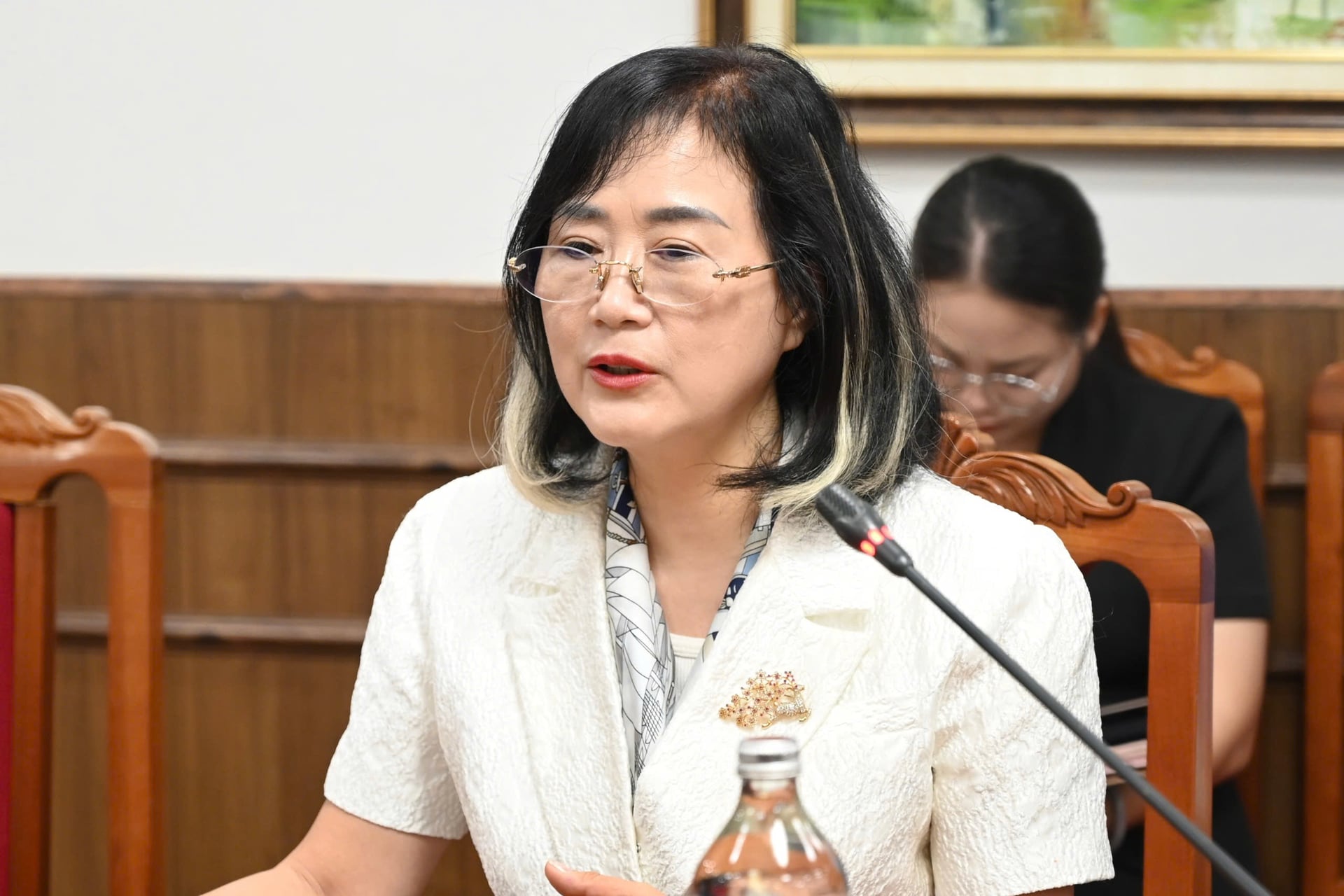TS. Hạ Thúy Hạnh, Phó Chủ tịch Hiệp hội Trang trại và Doanh nghiệp Nông nghiệp Việt Nam (VFAEA) trao đổi về những khoảng trống trong chính sách phúc lợi động vật tại Việt Nam. Ảnh: Kiều Chi. 