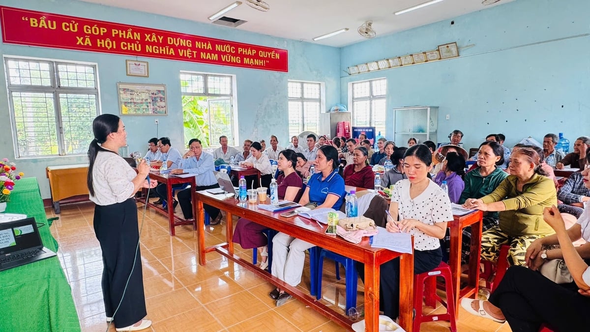 Bà con trong và ngoài mô hình đánh giá cao hiệu quả từ việc sản xuất lúa theo tiêu chuẩn VietGAP. Ảnh: Lê Khánh.