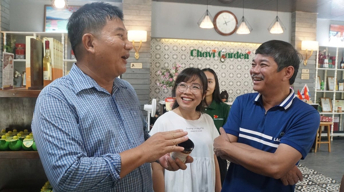 Ông Nguyễn Văn Hiển - Chủ tịch HĐQT Công ty cổ phần Thương mại và Đầu tư Chanh Việt (Chavi) giới thiệu các sản phẩm OCOP - chế biến sâu từ quả chanh. Ảnh: Trần Trung.