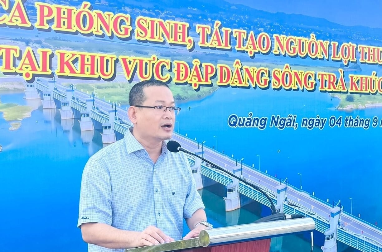 Ông Nguyễn Đức Bình, Phó Giám đốc Sở Nông nghiệp và Môi trường tỉnh Quảng Ngãi phát biểu tại lễ thả cá phóng sinh. Ảnh: L.K. Ông Nguyễn Đức Bình, Phó Giám đốc Sở Nông nghiệp và Môi trường tỉnh Quảng Ngãi phát biểu tại lễ thả cá phóng sinh. Ảnh: L.K.