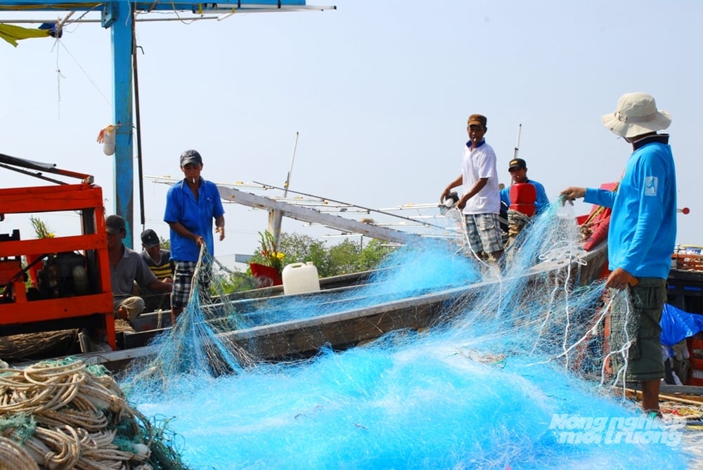 Ngư dân chuẩn bị ngư lưới cụ sau chuyến biển. Việc quản lý chặt hoạt động khai thác góp phần ngăn ngừa vi phạm IUU. Ảnh: Lê Hoàng Vũ. Ngư dân chuẩn bị ngư lưới cụ sau chuyến biển. Việc quản lý chặt hoạt động khai thác góp phần ngăn ngừa vi phạm IUU. Ảnh: Lê Hoàng Vũ.