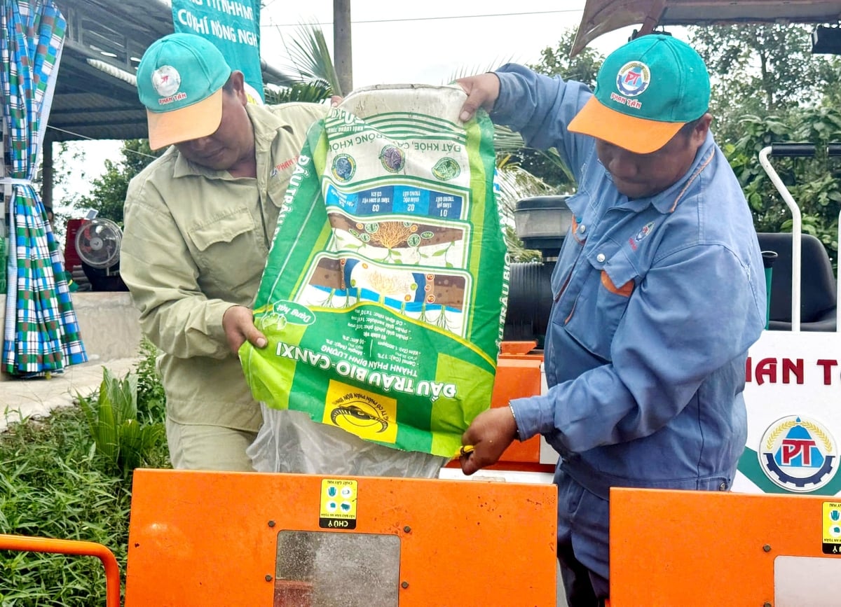 Nông dân cho sản phẩm Đầu Trâu Bio-Canxi vào máy để chuẩn bị vùi phân cải tạo đất, hạ phèn và hỗ trợ phân hủy rơm rạ trên đồng ruộng. Ảnh: HTX. Nông dân cho sản phẩm Đầu Trâu Bio-Canxi vào máy để chuẩn bị vùi phân cải tạo đất, hạ phèn và hỗ trợ phân hủy rơm rạ trên đồng ruộng. Ảnh: HTX.