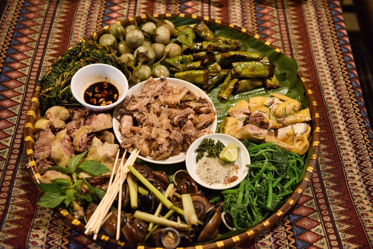 Mâm cơm của người Mường không thể thiếu quả ớt gió. Ảnh: Dương Đình Tường.