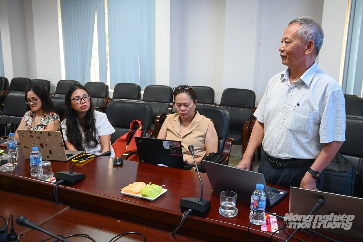 Ông Trần Xuân Định, Phó Chủ tịch kiêm Tổng Thư ký Hiệp hội Thương mại Giống cây trồng Việt Nam (VSTA) phát biểu tại hội nghị. Ảnh: Tùng Đinh. Ông Trần Xuân Định, Phó Chủ tịch kiêm Tổng Thư ký Hiệp hội Thương mại Giống cây trồng Việt Nam (VSTA) phát biểu tại hội nghị. Ảnh: Tùng Đinh.