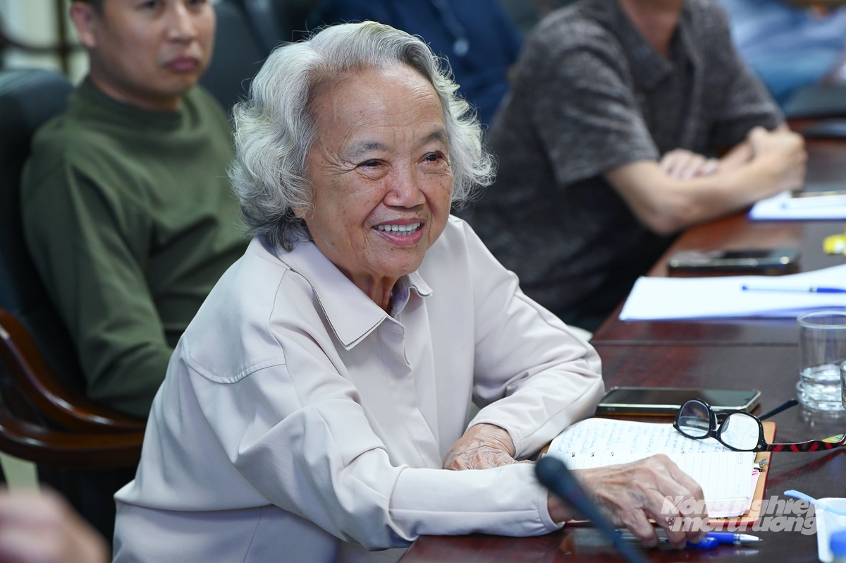 PGS.TS, Anh hùng Lao động Nguyễn Thị Trâm, người cả đời gắn với sự nghiệp nghiên cứu giống lúa tham gia đóng góp ý kiến tại hội nghị. Ảnh: Tùng Đinh. PGS.TS, Anh hùng Lao động Nguyễn Thị Trâm, người cả đời gắn với sự nghiệp nghiên cứu giống lúa tham gia đóng góp ý kiến tại hội nghị. Ảnh: Tùng Đinh.