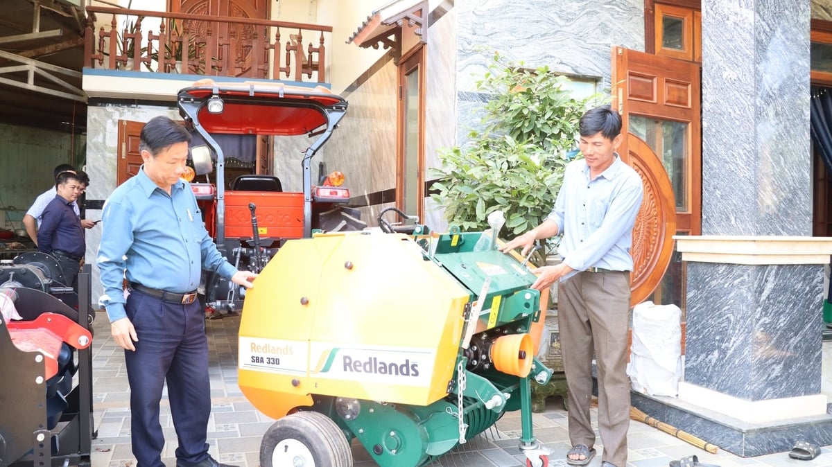 Cán bộ Trung tâm Khuyến nông Đà Nẵng hướng dẫn nông dân khai thác hiệu quả các thiết bị cơ giới được hỗ trợ. Ảnh: Lan Anh. Cán bộ Trung tâm Khuyến nông Đà Nẵng hướng dẫn nông dân khai thác hiệu quả các thiết bị cơ giới được hỗ trợ. Ảnh: Lan Anh.