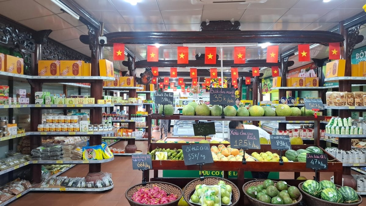 Đoàn công tác cũng tham quan Siêu thị nông sản và thực phẩm hữu cơ Quế Lâm (đường Phan Đình Phùng, TP Huế). Đây là điểm tiêu thụ sản phẩm trong chuỗi liên kết sản xuất nông nghiệp hữu cơ, tuần hoàn của Tập đoàn Quế Lâm. Nhiều sản phẩm từ các mô hình chăn nuôi, trồng trọt được kiểm soát quy trình sản xuất, chất lượng và nguồn gốc trước khi đưa ra thị trường.