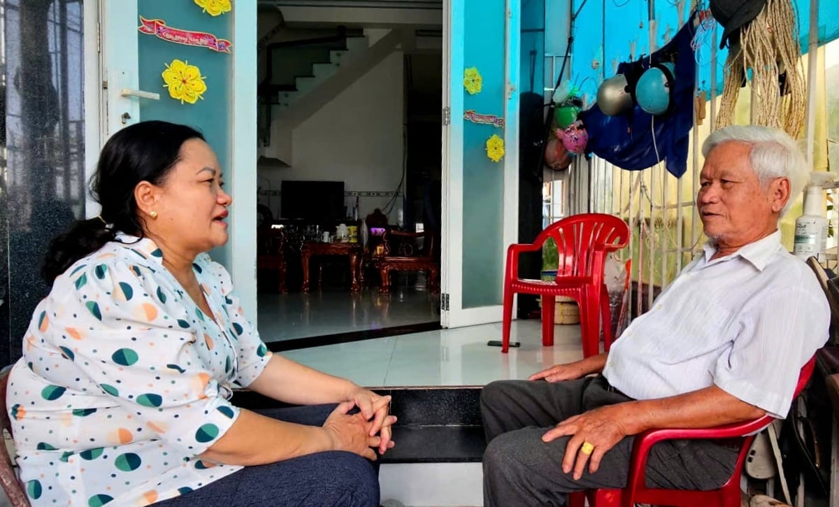 Bà Nguyễn Thị Hoa, Bí thư kiêm Trưởng tổ dân phố Thành Đạt đến nhà ngư dân tuyên truyền về IUU. Ảnh: KS. Bà Nguyễn Thị Hoa, Bí thư kiêm Trưởng tổ dân phố Thành Đạt đến nhà ngư dân tuyên truyền về IUU. Ảnh: KS.