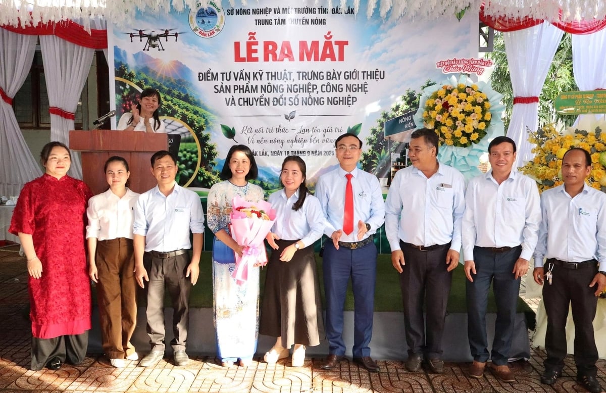 Lãnh đạo Sở NN-MT và Trung tâm Khuyến nông tỉnh Đắk Lắk trao quyết định và tặng hoa cho các tổ chuyên trách. Ảnh: Tuấn Trần.