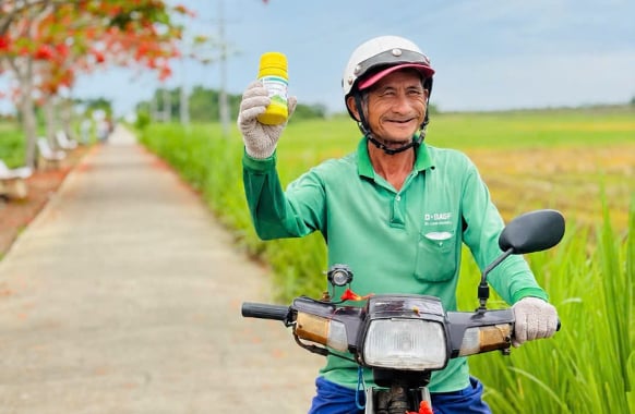Ông Lâm Hoàng Thanh, phường Mỹ Xuyên, TP. Cần Thơ, chia sẻ trải nghiệm hơn 5 năm sử dụng Basagran® 480SL. Ảnh: BASF. Ông Lâm Hoàng Thanh, phường Mỹ Xuyên, TP. Cần Thơ, chia sẻ trải nghiệm hơn 5 năm sử dụng Basagran® 480SL. Ảnh: BASF.
