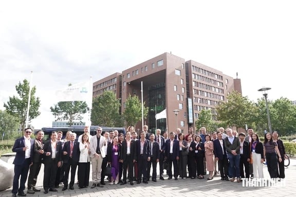 Đoàn công tác di chuyển đến Wageningen làm việc với Trường ĐH và Viện Nghiên cứu Wageningen (WUR), tham quan cơ sở nghiên cứu thủy sản Carus-ARF. Ảnh: Dung Lê. Đoàn công tác di chuyển đến Wageningen làm việc với Trường ĐH và Viện Nghiên cứu Wageningen (WUR), tham quan cơ sở nghiên cứu thủy sản Carus-ARF. Ảnh: Dung Lê.