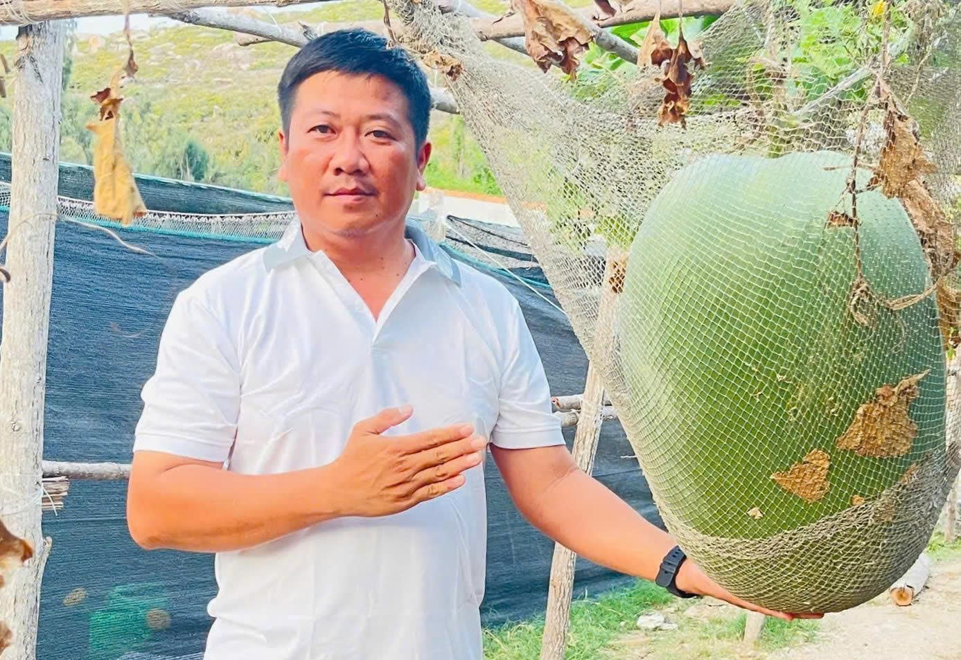 Quả bí đao khổng lồ lần đầu xuất hiện trên xã đảo Nhơn Châu khiến ai cũng ngạc nhiên. Ảnh: ĐT.