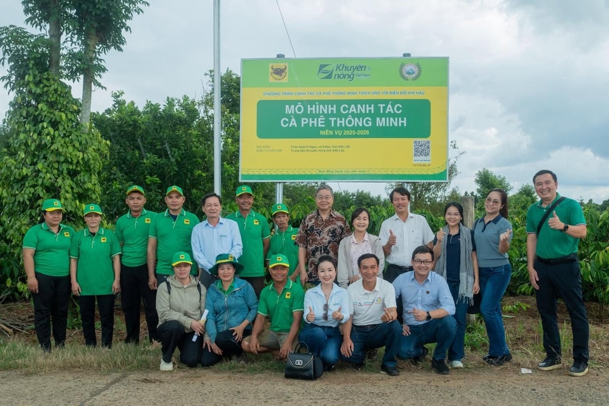 Các chuyên gia cùng đại diện Trung tâm Khuyến nông Quốc gia, khuyến nông địa phương, Bình Điền và bà con buôn Ea Na tại vườn mô hình. Ảnh: Tấn Phong.