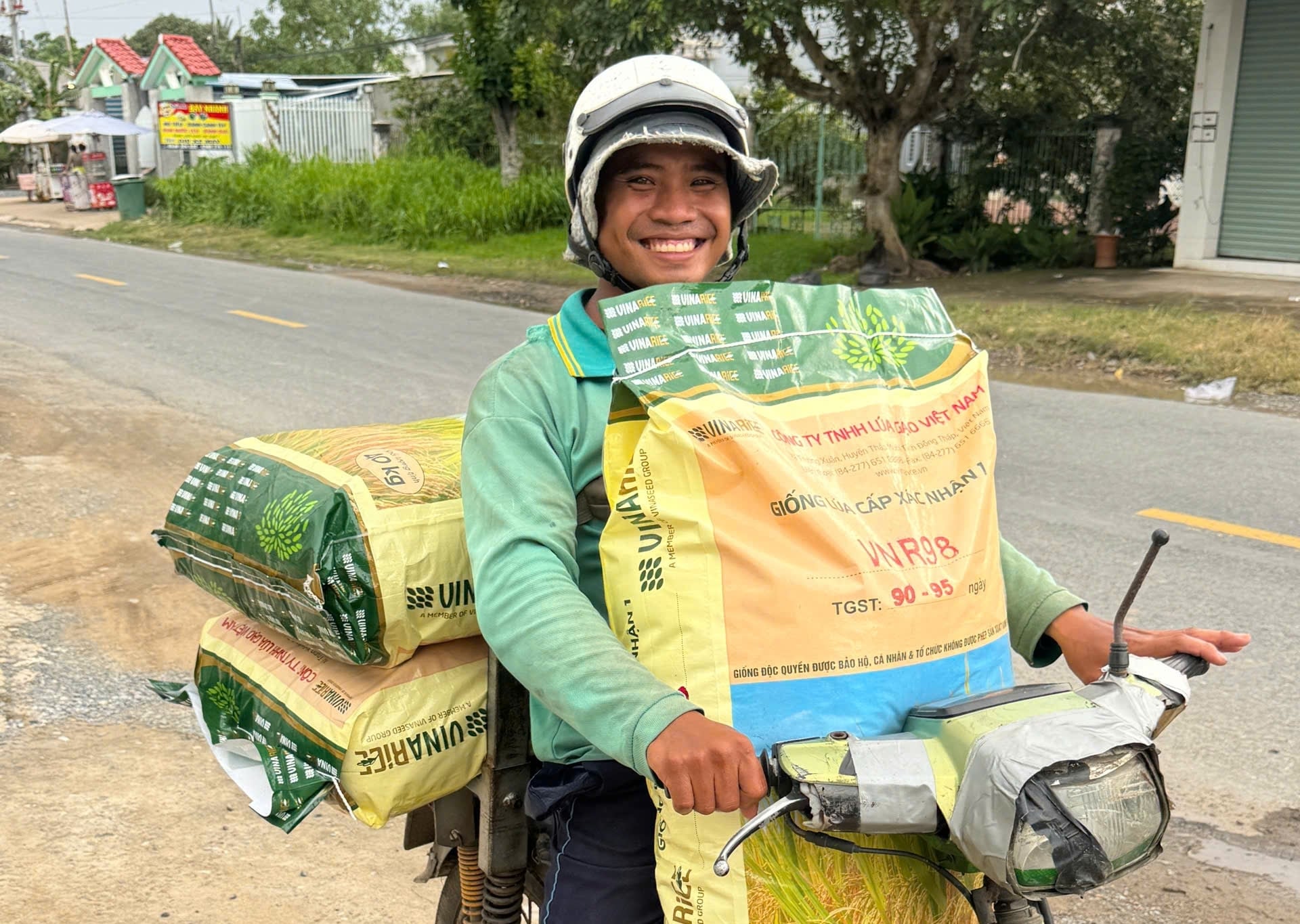 Nông dân Đồng Tháp vận chuyển giống lúa xác nhận VNR98 về chuẩn bị sản xuất vụ đông xuân. Ảnh: Lê Hoàng Vũ. Nông dân Đồng Tháp vận chuyển giống lúa xác nhận VNR98 về chuẩn bị sản xuất vụ đông xuân. Ảnh: Lê Hoàng Vũ.