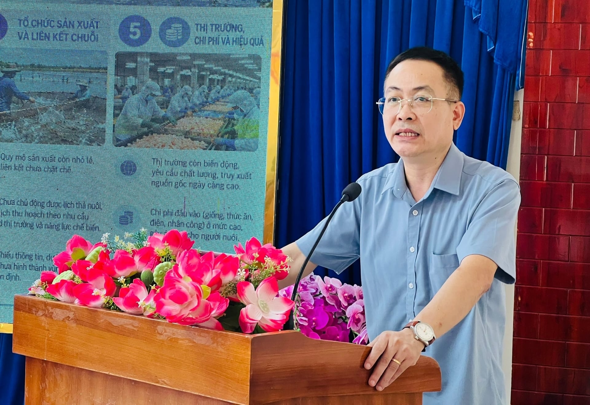 Ông Ngô Thế Anh, Trưởng phòng Nuôi trồng thủy sản, Cục Thủy sản và Kiểm ngư thông tin tình hình sản xuất tôm nước lợ trong 9 tháng đầu năm và kế hoạch hoàn thành mục tiêu trong quý IV. Ảnh: Trọng Linh.