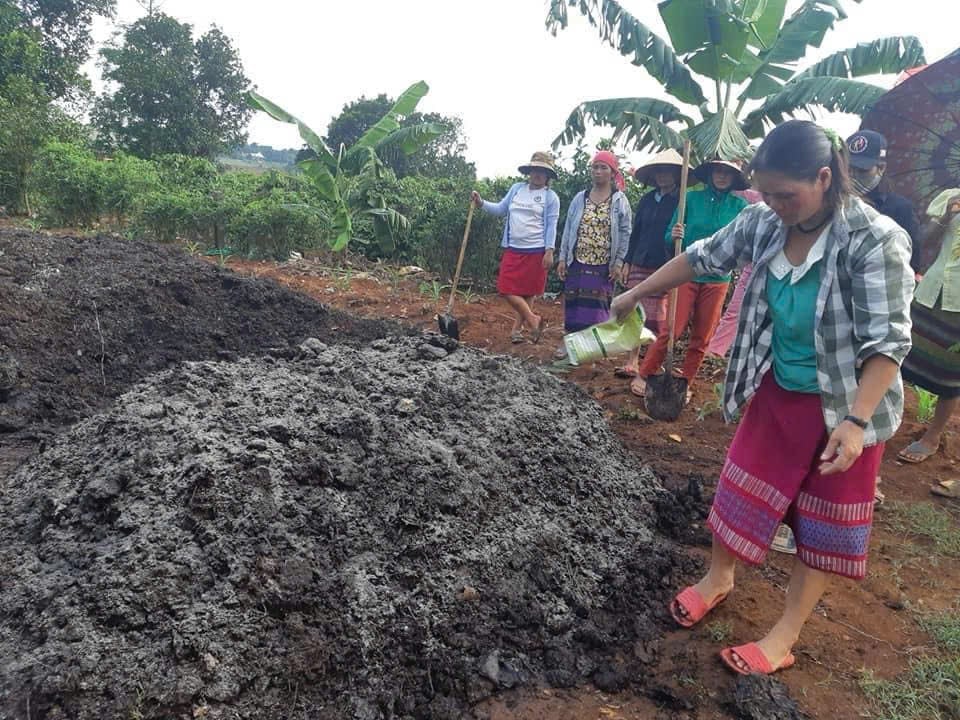 Nguyên liệu vỏ cà phê được bổ sung chế phẩm sinh học trong quá trình xử lý, ủ phân hữu cơ. Ảnh: HTX Nông sản Khe Sanh.