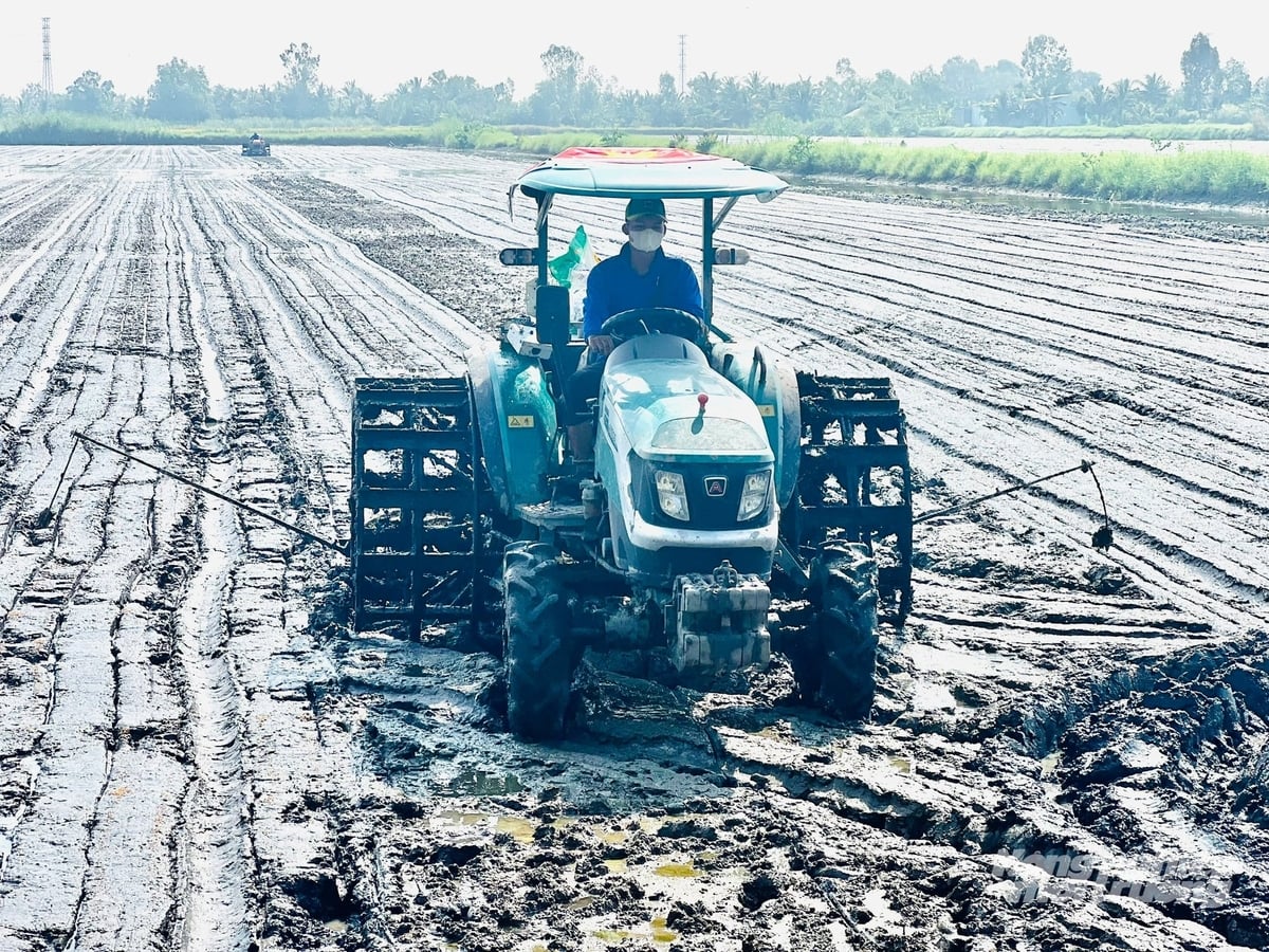 Nông dân ứng dụng cơ giới hóa gieo sạ. Ảnh: Trọng Linh.