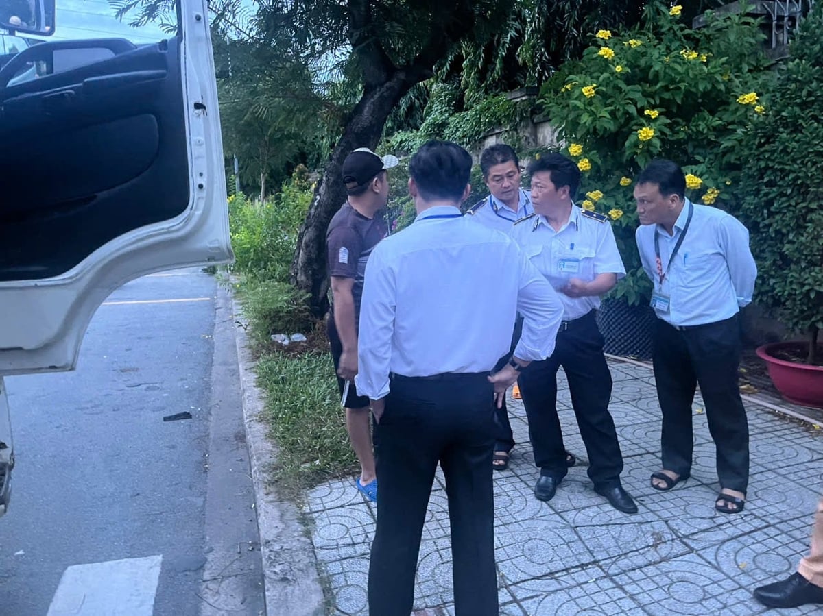 PGS. TS Phạm Kim Đăng, Phó Cục trưởng Cục Chăn nuôi và Thú y, Bộ NN-MT đánh giá cao cách làm  của ngành Thú y và các cơ quan liên ngành TP.HCM khi phát hiện và triệt phá nhanh vụ chất cấm Salbutamol ở Đồng Nai. Ảnh: Chi cục Chăn nuôi Thú y TP.HCM.