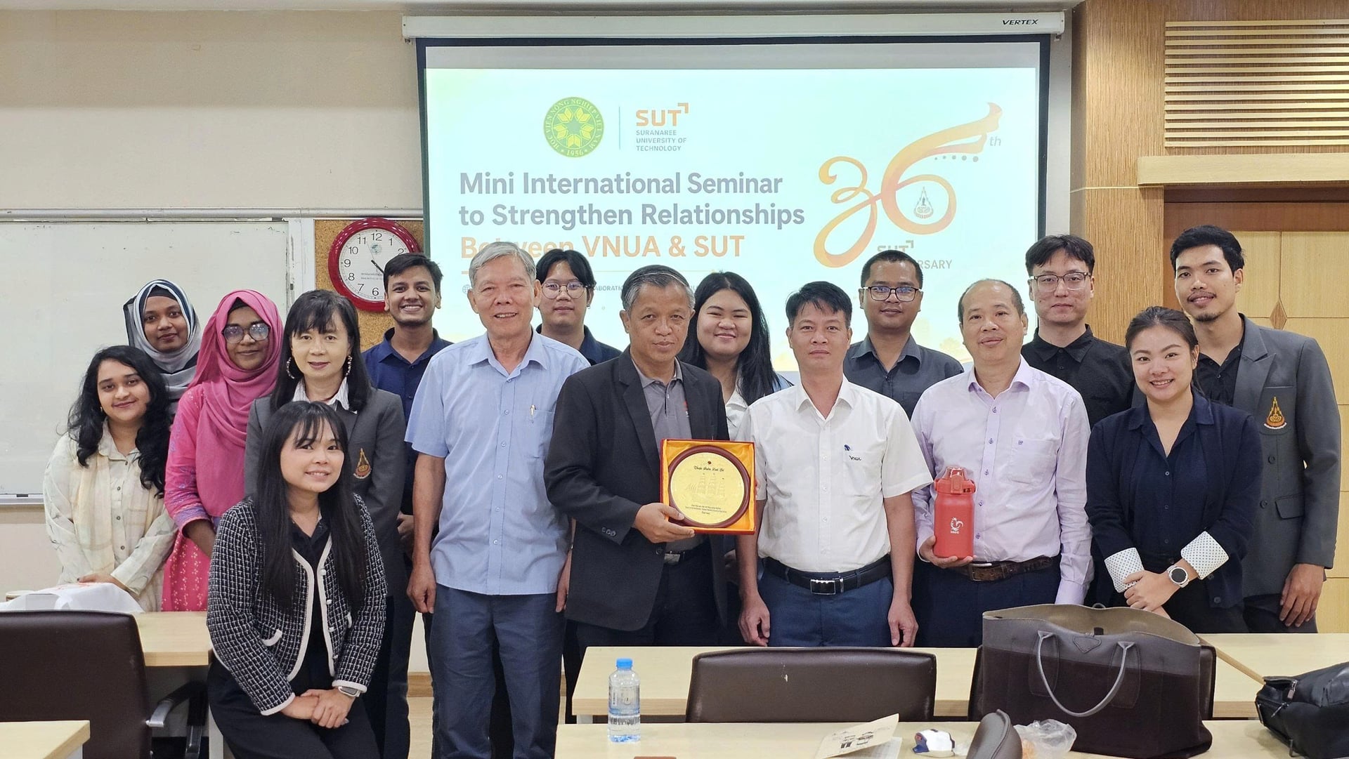 Đoàn công tác của Khoa Chăn nuôi, Học viện Nông nghiệp Việt Nam tham dự hội thảo quốc tế tại Trung tâm Xuất sắc về Công nghệ và Đổi mới sáng tạo phục vụ phát triển ngành hàng gà Korat (CoET) thuộc SUT, Thái Lan. Ảnh: Mai Đan.