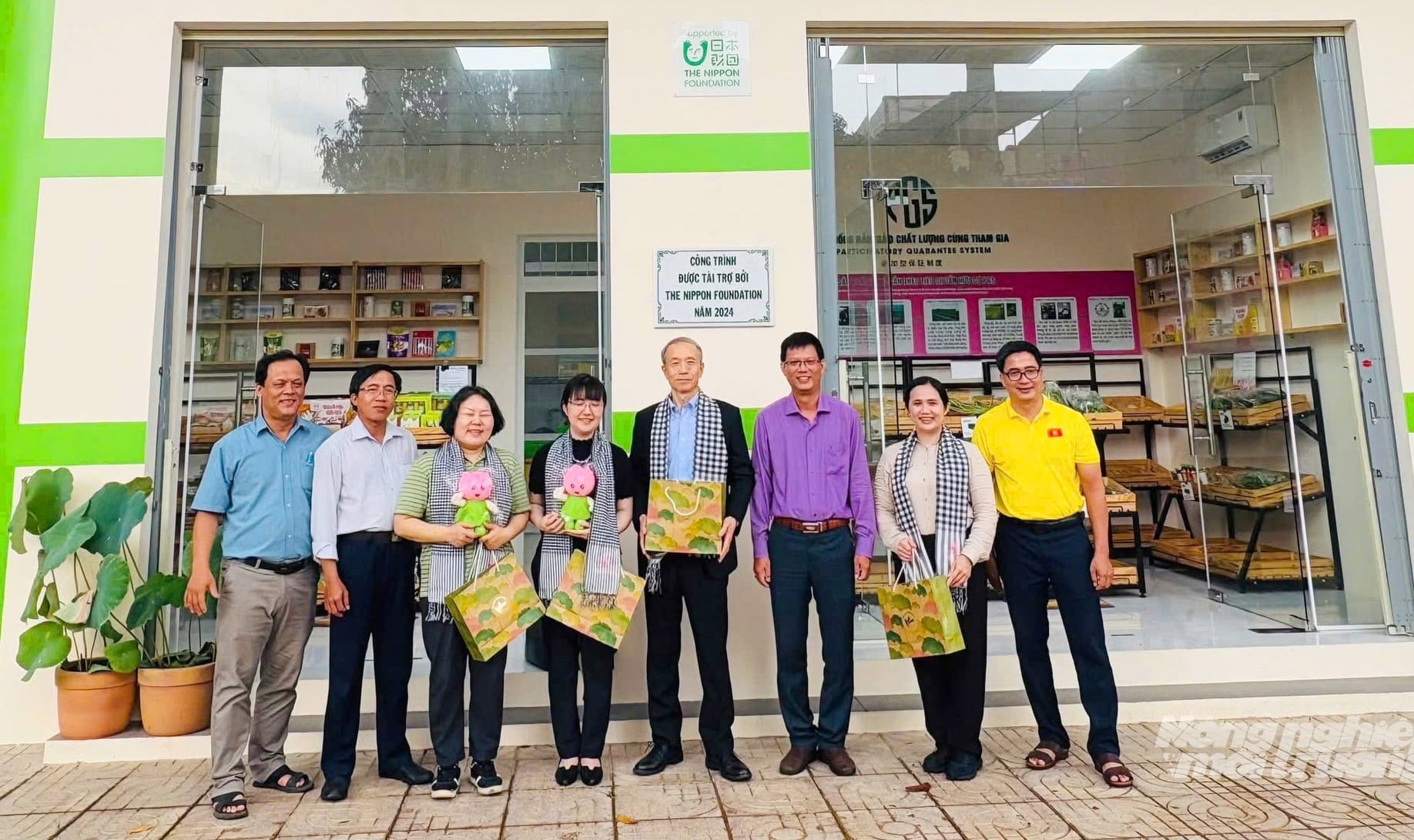 Cửa hàng trưng bày và kinh doanh sản phẩm hữu cơ PGS cùng đặc sản Đồng Tháp được hình thành từ dự án. Ảnh: Lê Hoàng Vũ. Cửa hàng trưng bày và kinh doanh sản phẩm hữu cơ PGS cùng đặc sản Đồng Tháp được hình thành từ dự án. Ảnh: Lê Hoàng Vũ.