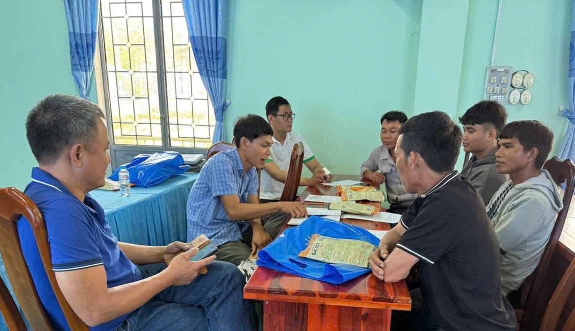 Cán bộ kỹ thuật của Trung tâm Khuyến nông Gia Lai tập huấn kỹ thuật canh tác ngô cho những hộ dân ở làng Tnung Măng tham gia mô hình. Ảnh: V.Đ.T. Cán bộ kỹ thuật của Trung tâm Khuyến nông Gia Lai tập huấn kỹ thuật canh tác ngô cho những hộ dân ở làng Tnung Măng tham gia mô hình. Ảnh: V.Đ.T.