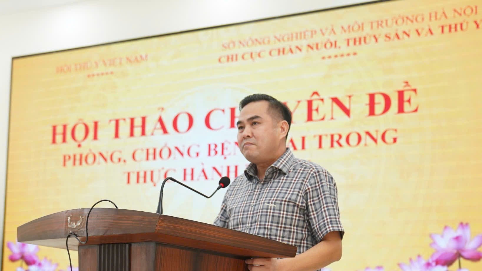 Ông Ngô Đình Loát - Phó Chi cục trưởng Chi cục Chăn nuôi, Thú y và Thủy sản Hà Nội. Ảnh: Hà Ngân. 