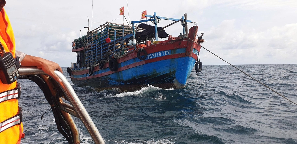 Tàu cá TH-91107-TS do ông Lưu Văn Son, sinh năm 1982, thường trú tại xã Tiên Trang, tỉnh Thanh Hóa làm chủ gặp sự cố hỏng máy. Ảnh: Nam Cận. Tàu cá TH-91107-TS do ông Lưu Văn Son, sinh năm 1982, thường trú tại xã Tiên Trang, tỉnh Thanh Hóa làm chủ gặp sự cố hỏng máy. Ảnh: Nam Cận.