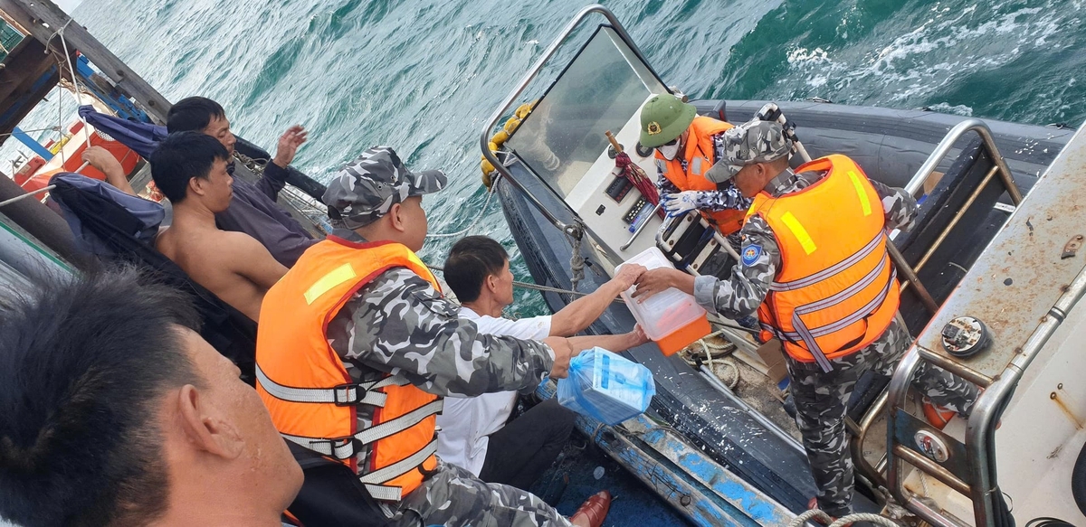Đoàn tuần tra số 9, Chi cục Kiểm ngư Vùng I đã hỗ trợ tàu cá TH-91107-TS khắc phục sự cố. Ảnh: Nam Cận. Đoàn tuần tra số 9, Chi cục Kiểm ngư Vùng I đã hỗ trợ tàu cá TH-91107-TS khắc phục sự cố. Ảnh: Nam Cận.