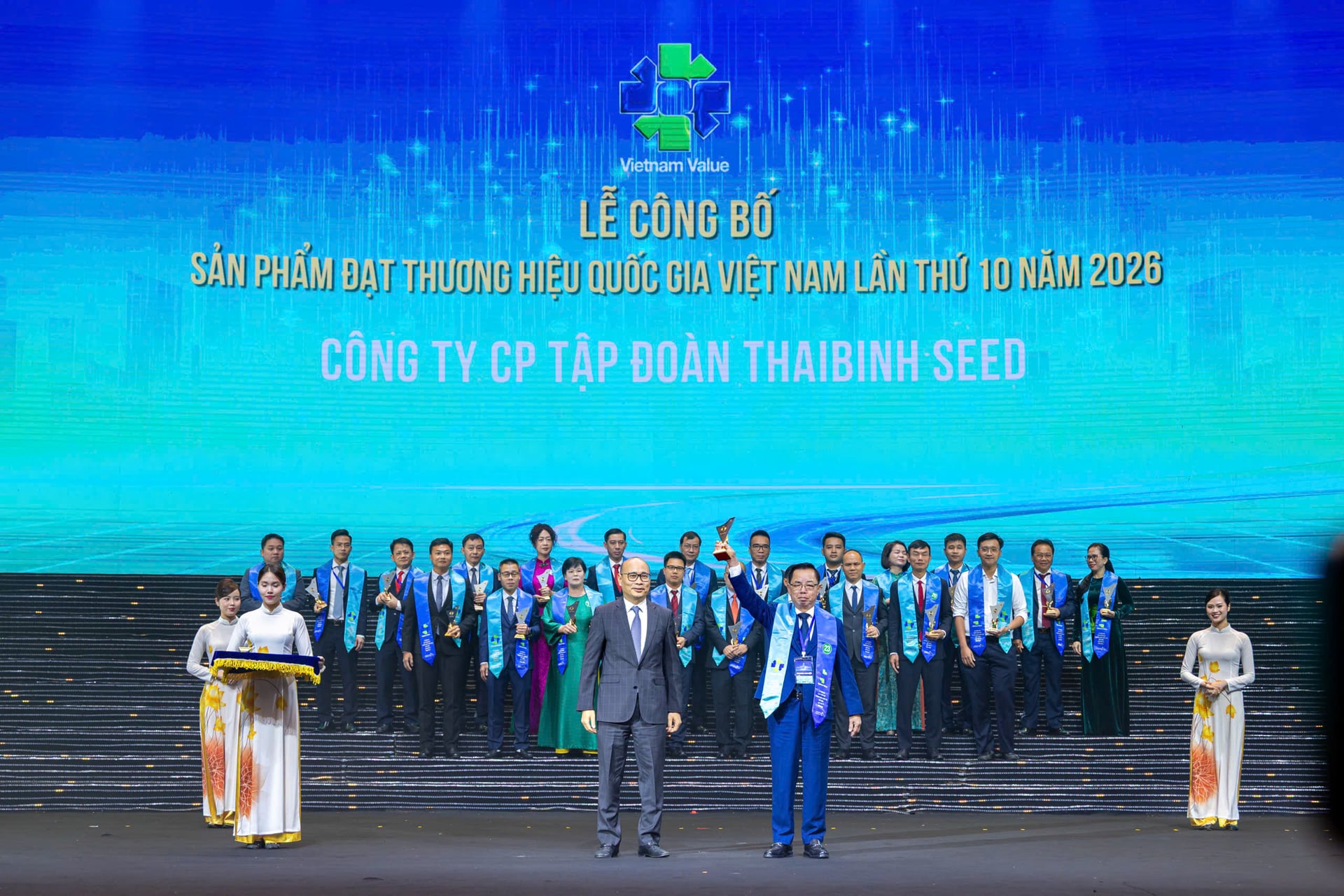Anh hùng Lao động Trần Mạnh Báo - Chủ tịch HĐQT đại diện ThaiBinh Seed nhận danh hiệu Sản phẩm thương hiệu Quốc gia Việt Nam lần thứ 10 năm 2026. Ảnh: ThaiBinh Seed.