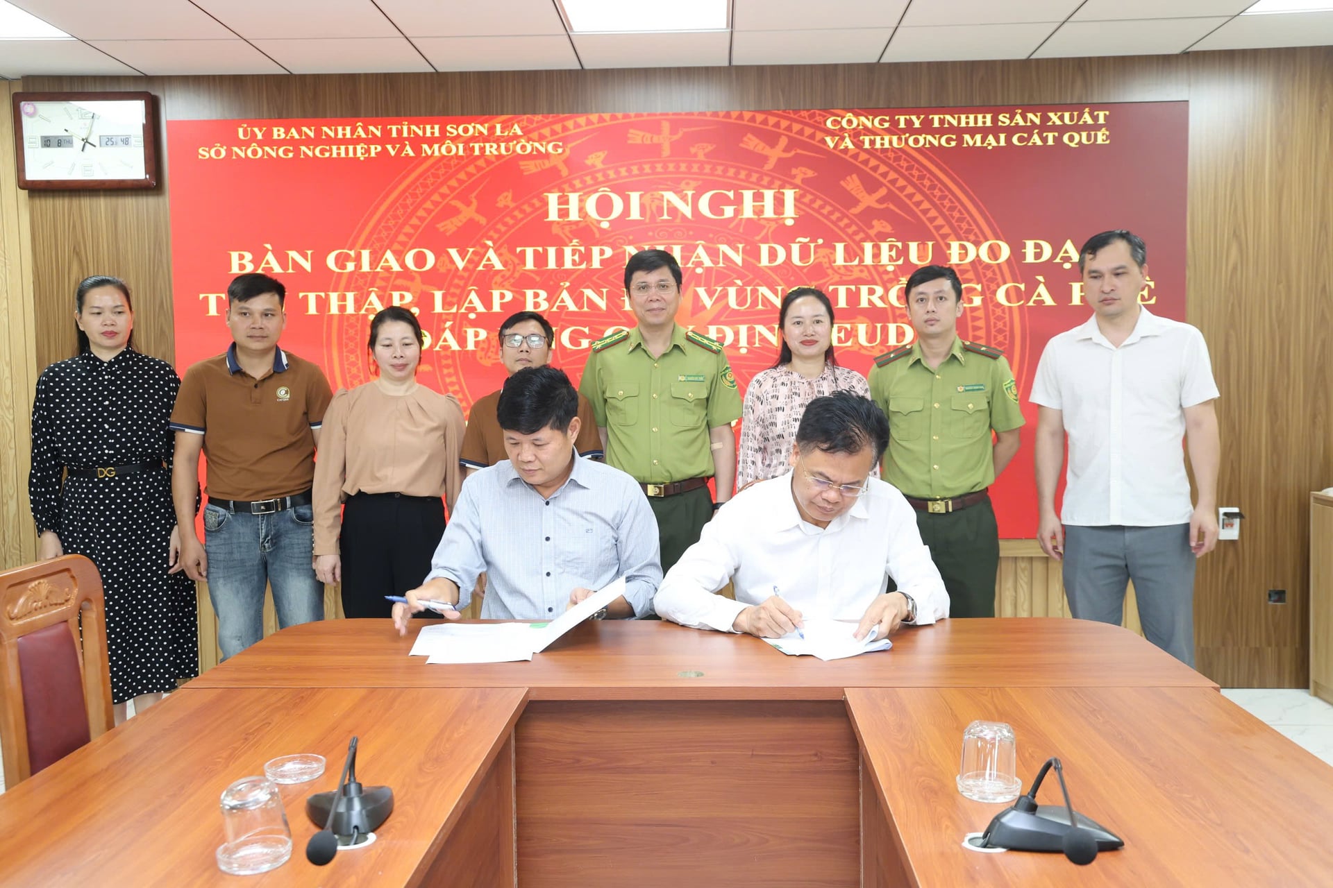 Lãnh đạo Sở Nông nghiệp và Môi trường Sơn La và Công ty TNHH Sản xuất và Thương mại Cát Quế ký kết biên bản bàn giao. Ảnh: Nguyễn Nga. Lãnh đạo Sở Nông nghiệp và Môi trường Sơn La và Công ty TNHH Sản xuất và Thương mại Cát Quế ký kết biên bản bàn giao. Ảnh: Nguyễn Nga.