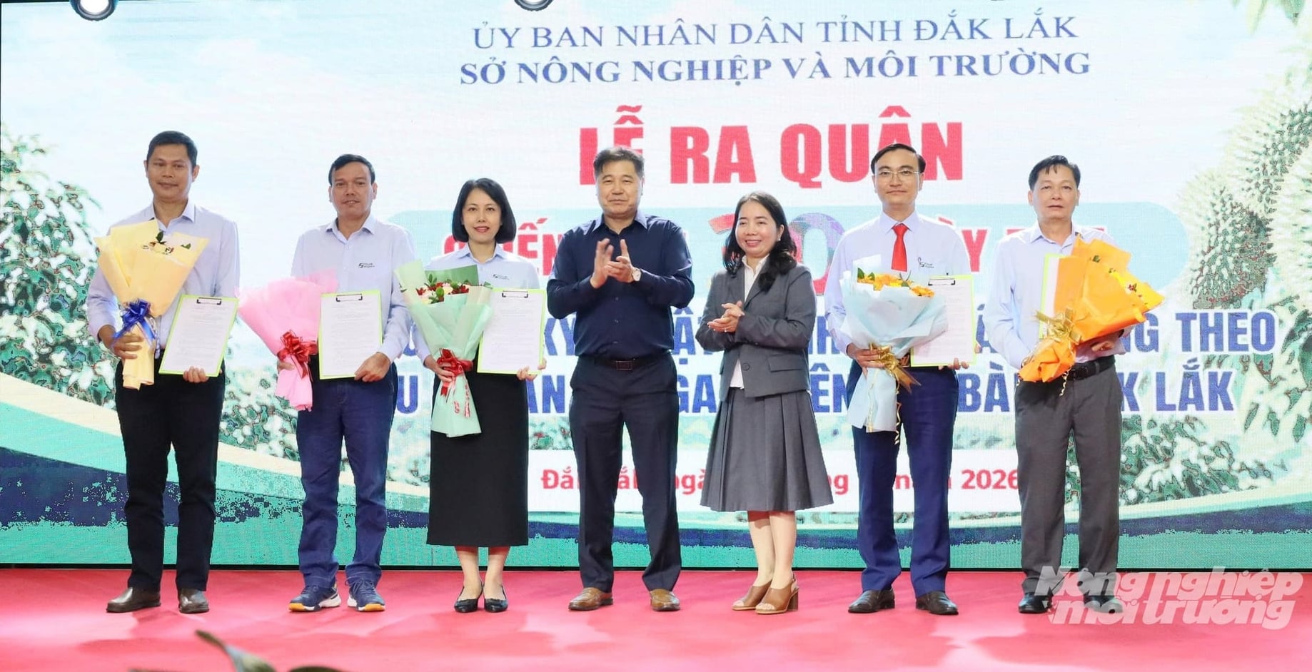 Tại diễn đàn, Sở Nông nghiệp và Môi trường Đắk Lắk tổ chức lễ phát động chiến dịch 30 ngày đêm hướng dẫn kỹ thuật canh tác sầu riêng theo tiêu chuẩn VietGAP. Ảnh: Tài Đại. Tại diễn đàn, Sở Nông nghiệp và Môi trường Đắk Lắk tổ chức lễ phát động chiến dịch 30 ngày đêm hướng dẫn kỹ thuật canh tác sầu riêng theo tiêu chuẩn VietGAP. Ảnh: Tài Đại.