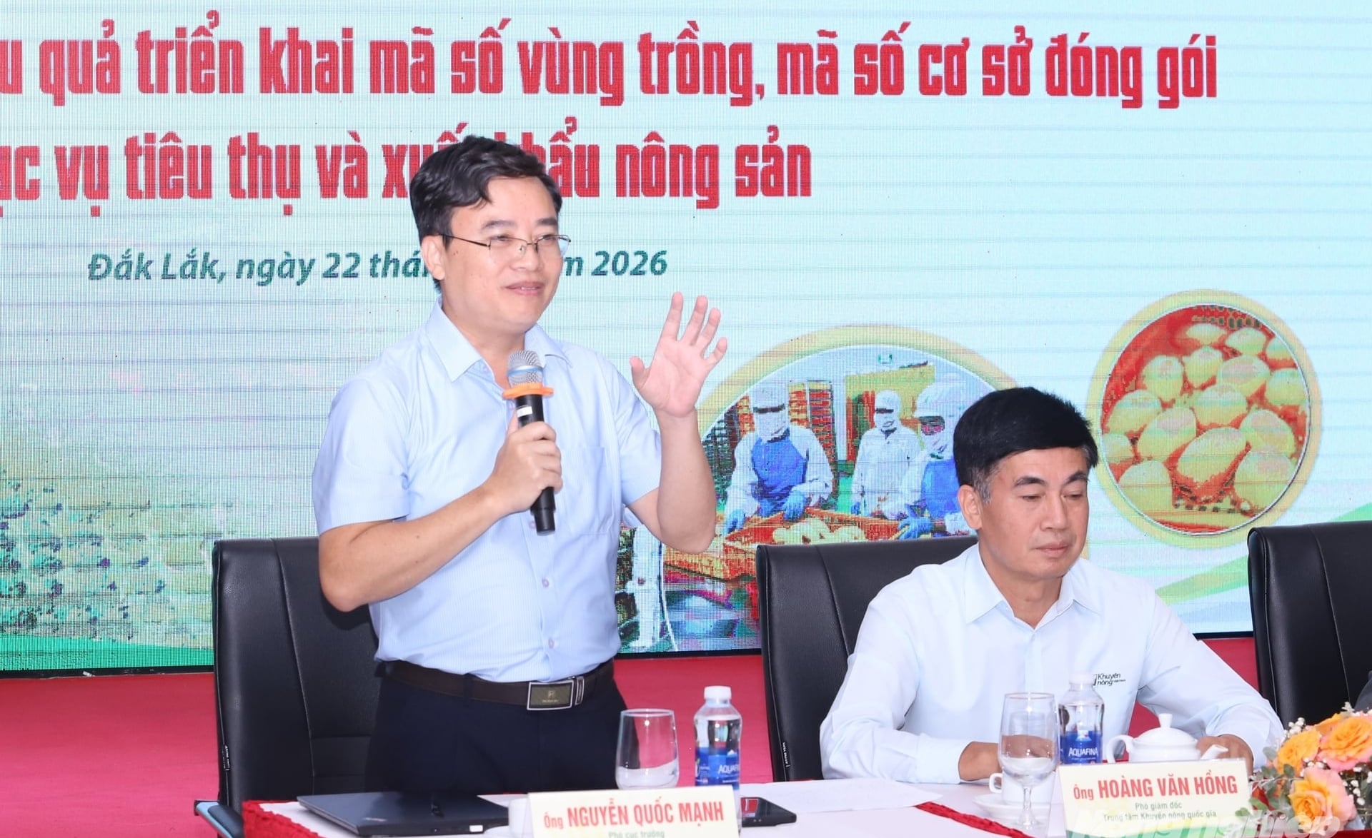 Ông Nguyễn Quốc Mạnh (đứng) - Phó Cục trưởng Cục Trồng trọt và Bảo vệ thực vật nói về cấp và quản lý mã số vùng trồng, mã số cơ sở đóng gói sầu riêng. Ảnh: Tài Đại. Ông Nguyễn Quốc Mạnh (đứng) - Phó Cục trưởng Cục Trồng trọt và Bảo vệ thực vật nói về cấp và quản lý mã số vùng trồng, mã số cơ sở đóng gói sầu riêng. Ảnh: Tài Đại.