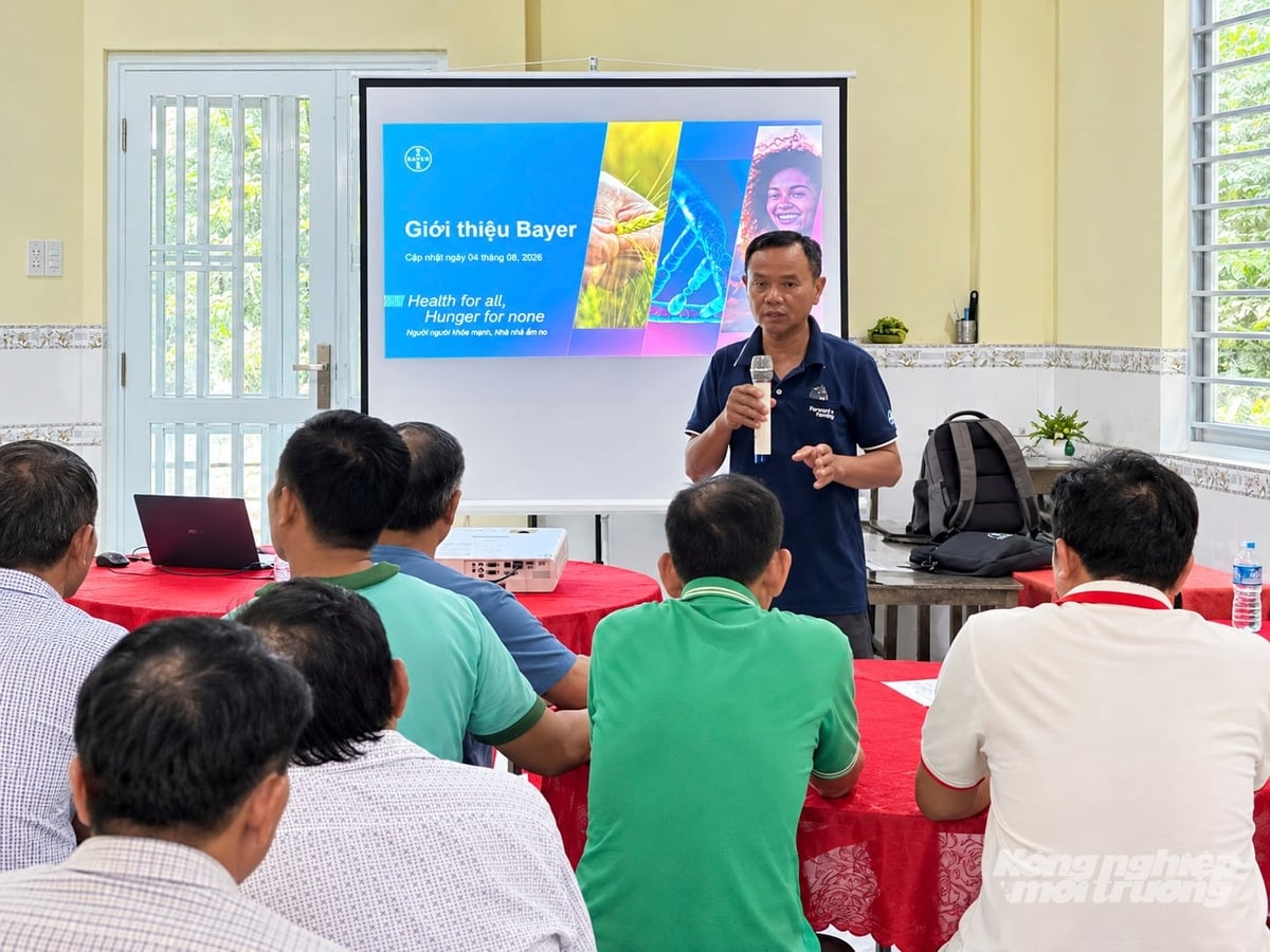 Ông Danh Thảo trình bày những kết quả đạt được khi tham gia mô hình canh tác lúa thông minh, giảm phát thải trong vụ hè thu 2026. Ảnh: Trung Chánh. Ông Danh Thảo trình bày những kết quả đạt được khi tham gia mô hình canh tác lúa thông minh, giảm phát thải trong vụ hè thu 2026. Ảnh: Trung Chánh.