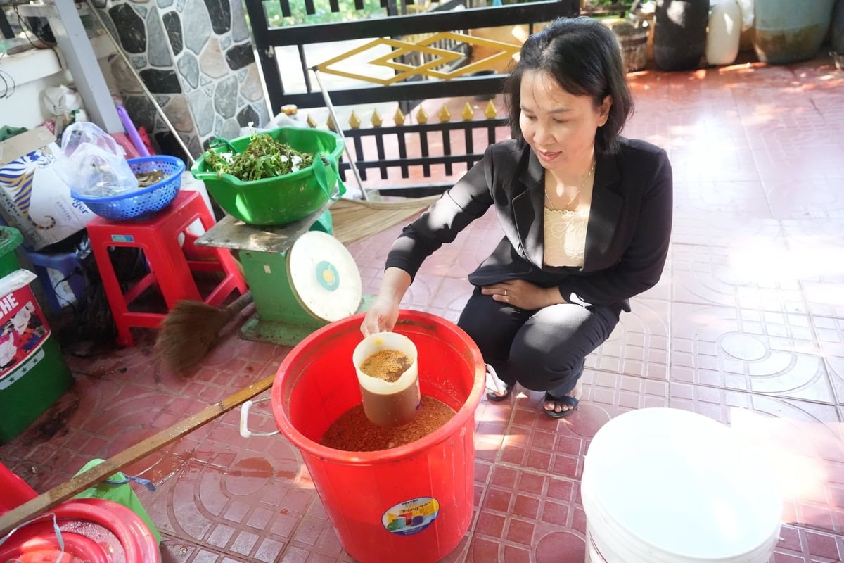 Phong trào ứng dụng IMo tại Đồng Nai thời gian qua phát triển mạnh. Trong ảnh là một hộ dân ở xã Lộc Tấn giới thiệu hiệu quả của chế phẩm IMO. Ảnh: Hồng Thủy.