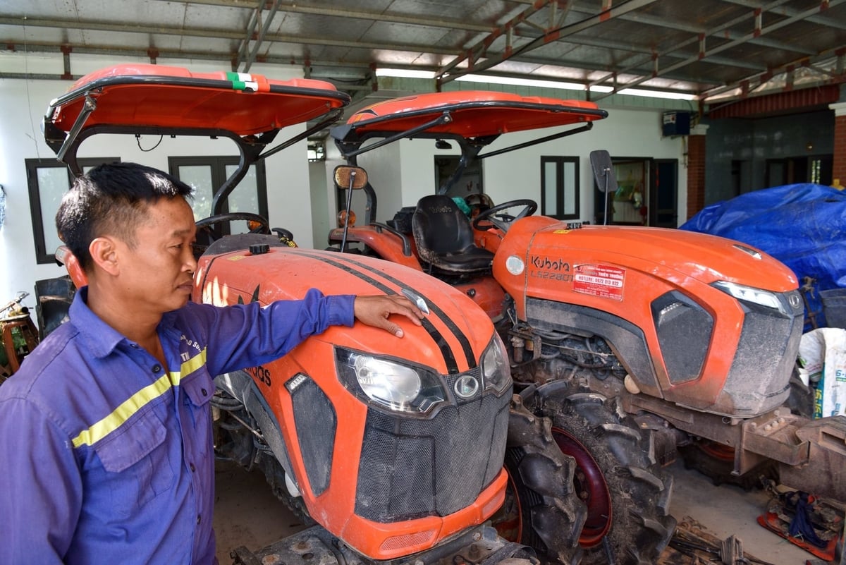 Anh Nguyễn Hữu Bỉnh bên giàn 'trâu sắt' tiền tỉ. Ảnh: Dương Đình Tường.