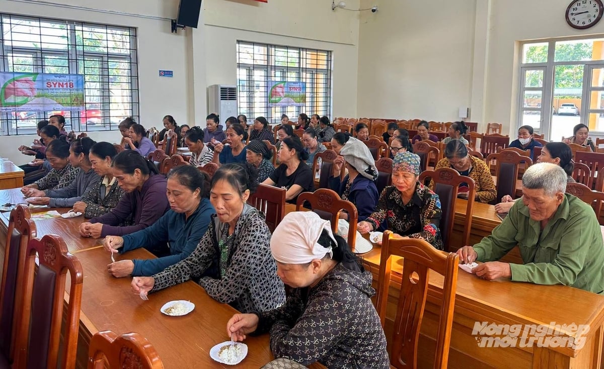 Người dân ăn thử cơm từ lúa mới thu hoạch. Ảnh: Nguyễn Thành. Người dân ăn thử cơm từ lúa mới thu hoạch. Ảnh: Nguyễn Thành.