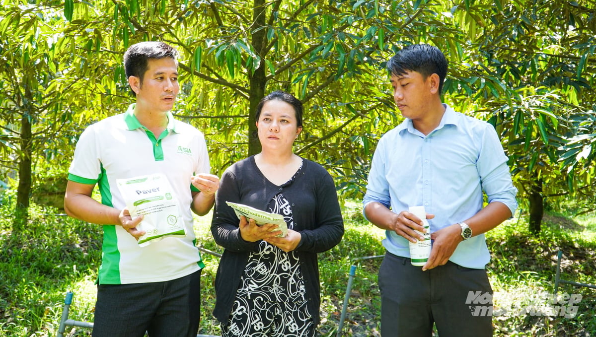 Nhân viên Công ty TNHH Sinh học Châu Á hướng dẫn chị Lê Thị Mai Sương ứng dụng giải pháp vi sinh trong chăm sóc sầu riêng. Ảnh: Văn Vũ. Nhân viên Công ty TNHH Sinh học Châu Á hướng dẫn chị Lê Thị Mai Sương ứng dụng giải pháp vi sinh trong chăm sóc sầu riêng. Ảnh: Văn Vũ.