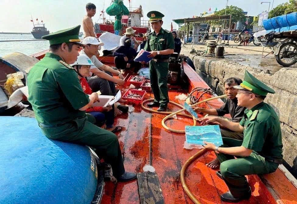 Cơ quan chức năng tuyên truyền phòng chống IUU cho ngư dân. Ảnh: Võ Hà. Cơ quan chức năng tuyên truyền phòng chống IUU cho ngư dân. Ảnh: Võ Hà.